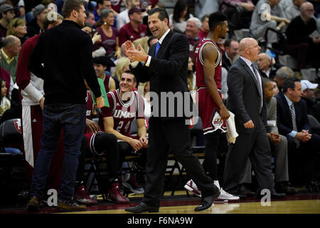 Martedì, 17 Novembre 2015: Massachusetts Minutemen head coach Derek Kellogg reagisce al gioco d'azione durante il NCAA pallacanestro tra il Massachusetts Minutemen e la Harvard Crimson tenutosi presso il Padiglione Lavietes a Boston, Massachusetts. Massachusetts sconfigge Harvard 69-63 nel regolamento del tempo. Eric Canha/CSM Foto Stock