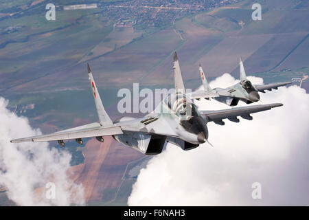 Il bulgaro e polacco Air Force MiG-29s aerei che volano insieme durante un distacco polacco a Graf Ignatievo Air Base, Bulgaria. Foto Stock