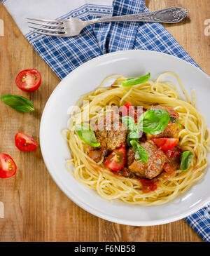 Pasta con le polpette di carne e i pomodori. Vista superiore Foto Stock