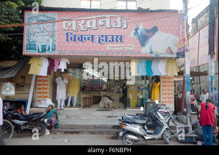 Bull in negozio, Varanasi, Uttar Pradesh, India, Asia Foto Stock