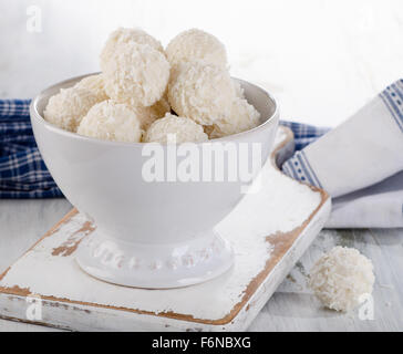 Il cioccolato bianco tartufi di cocco in una ciotola. Messa a fuoco selettiva Foto Stock