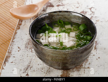 Giapponese zuppa di miso su un tavolo di legno. Messa a fuoco selettiva Foto Stock