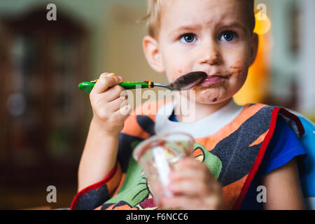 Macchie di bambino mangiare Foto Stock