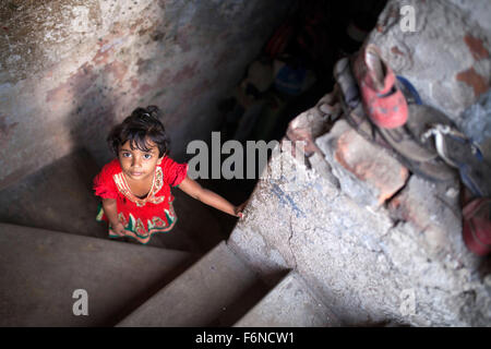 Dacca in Bangladesh 17 Novembre: Bambini insidetheir vecchia casa nella vecchia Dhaka il 17 novembre 2015. Vecchia Dacca è un termine utilizzato per fare riferimento al vecchio centro storico della città di Dacca, capitale del Bangladesh moderno. Essa è stata fondata nel 1608 come Jahangir Nagar, la capitale del Bengala Mughal. Foto Stock