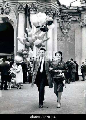 1961 - Frank Wolff le visite allo zoo: Frank Wolff è l'attore che divenne ben noto pubblico internazionale per il suo ruolo in 'salvatore Giuliano'' il film che raccontano la storia e la vita del più famoso bandito durante gli ultimi venti anni: Giuliano. Wolff era nel film il bandito Gasparo Pisciotta Giuliano cugino e chi l'ha tradito. Frank Wolff ha anche un ruolo molto importante nella ''Il processo di Verona'' come Galeazzo Ciano; Mussolini son-in-law. Egli sposò due anni fa una donna inglese affascinante Maureen Gavin. Acutally molto busty rendendo filmm per la televisione italiana Frank Woldd inizierà presto a lavorare Foto Stock