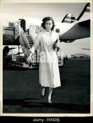 1961 - Sig.ra Alfred Gwynne Vanderbilt è mostrato come ha intensificato da una Trans World Airlines traversina dal Los Angeles. Lei è appena tornato dalle Hawaii, dove è comparso in un''una piccola po'' - nelle sue proprie parole - nel film ''Mr. Roberts' © Keystone Pictures USA/ZUMAPRESS.com/Alamy Live News Foto Stock