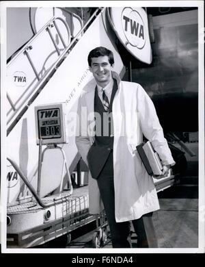 1962 - New York International Airport attore Anthony Perkins è visto al momento del suo arrivo via TWA SuperJet da Parigi dove il giovane idolo schermata completato il film la prova che egli è qui per iniziare le prove per lo spettacolo di Broadway Harold che è programmato per aprire in novembre. © Keystone Pictures USA/ZUMAPRESS.com/Alamy Live News Foto Stock