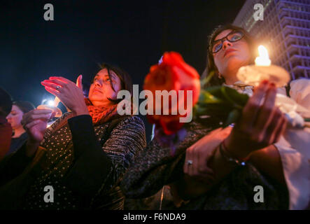 Los Angeles, Stati Uniti d'America. 17 Nov, 2015. Persone azienda candele prendere parte in un memoriale di servizio per le vittime dello scorso venerdì di attentati di Parigi, di fronte al Municipio di Los Angeles, negli Stati Uniti il 9 novembre 17, 2015. Credito: Zhao Hanrong/Xinhua/Alamy Live News Foto Stock