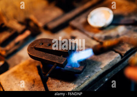 Gioielliere utilizzando tourch al calore utensili di saldatura a temperatura adeguata Foto Stock