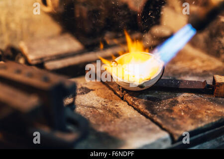 Orafo di fusione del metallo alla stato liquido Foto Stock