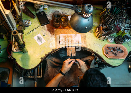 Goldsmith lavorando sul suo banco, creazione di gioielli Foto Stock