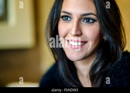 Ritratto di una bella bruna sorridente Foto Stock