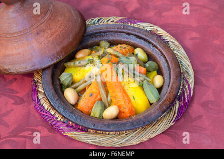 Tradizionale, il cibo in cottura della pentola tajine, una pentola di creta  contenenti spesso lento-cotti stufati alla street stallo nella, souk,  Marrakech, Marocco, Africa Foto stock - Alamy