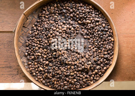 Bali tradizionale appena tostato caffè in tazza, Indonesia Foto Stock