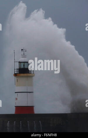 Newhaven, Sussex, Regno Unito. 17 Nov, 2015. Presenza di raffiche di vento di tempesta Barney causare enormi ondate di crash oltre il faro di Newhaven in East Sussex, nel Regno Unito, martedì 17 novembre, 2015. Parti della Gran Bretagna meridionale erano soggette ad un giallo di avvertimento meteo dal Met Office per la presenza di raffiche di vento fino a 80 miglia all'ora. Barney è solo la seconda tempesta per essere chiamato. Credito: Luca MacGregor/Alamy Live News Foto Stock