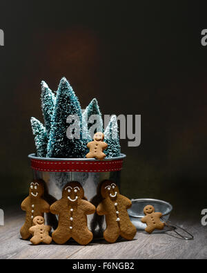 Tasto basso immagine di panpepato in casa famiglia con alberi di Natale Foto Stock