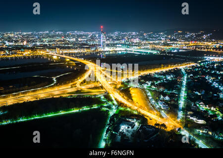 Vista dal Donauturm di notte, a Vienna, Austria. Foto Stock