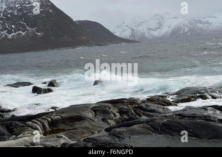 Vento tempestoso giorno in riva al mare con la maestosa montagna della distanza sull'isola di Senja Foto Stock
