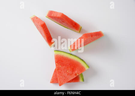 Fette di anguria mature su sfondo bianco Foto Stock