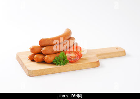 Materie frankfurters sul tagliere di legno Foto Stock