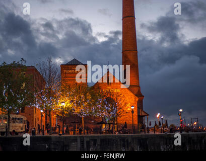 Casa della pompa public house in Albert Dock, Liverpool di notte. Foto Stock
