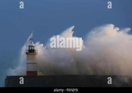 Newhaven, Sussex, Regno Unito. 17 Nov, 2015. Presenza di raffiche di vento di tempesta Barney causare enormi ondate di crash oltre il faro di Newhaven in East Sussex, nel Regno Unito, martedì 17 novembre, 2015. Parti della Gran Bretagna meridionale erano soggette ad un giallo di avvertimento meteo dal Met Office per la presenza di raffiche di vento fino a 80 miglia all'ora. Barney è solo la seconda tempesta per essere chiamato. Credito: Luca MacGregor/Alamy Live News Foto Stock