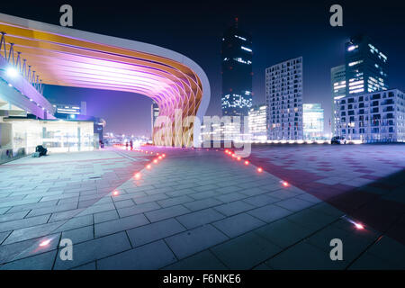 Edifici moderni di notte, a Donau City di Vienna in Austria. Foto Stock