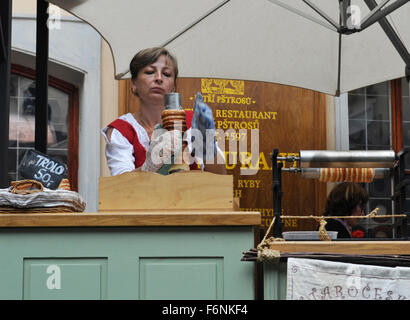 ''Trdelník'' o Trdlo pasticceria tradizionale costituito da impasto arrotolato al ristorante U tri pstrosu, Mala Strana di Praga Foto Stock