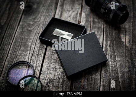 Fotografo usb stick flash drive nella casella mockup Foto Stock