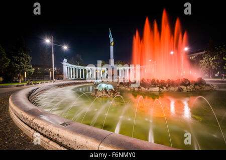 Fontane a Schwarzenbergplatz a notte, a Vienna, Austria. Foto Stock