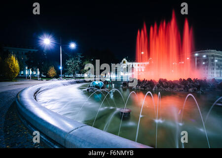 Fontane a Schwarzenbergplatz a notte, a Vienna, Austria. Foto Stock