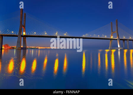 Portogallo: vista notturna del ponte Vasco da Gama oltre il fiume Tago Foto Stock