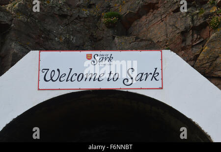 Segno di benvenuto su tunnel entrata all'Isola di Sark dal porto, Foto Stock