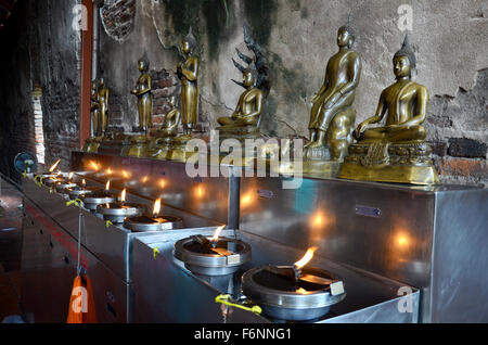 Statua del Buddha per persone offrendo lampade ad olio per riempire la lampada del compleanno è un merito con convinzione che essa renderà un sacr Foto Stock