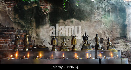 Tradizione e la cultura della Thailandia, popolo Thai offre lampade a olio per riempire la lampada del compleanno di Wat Yai Chaimongkol su Octo Foto Stock