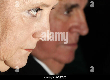 FILE - Un archivio foto datata 25 ottobre 2007 mostra il Cancelliere tedesco Angela Merkel (CDU, L) e l'ex cancelliere tedesco Helmut Kohl seduto accanto a ogni altra a Berlino, Germania. Foto: Johannes Eisele/dpa Foto Stock