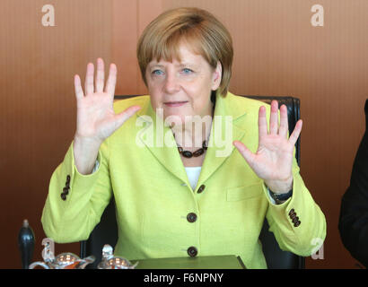 FILE - Un archivio foto datata 16 luglio 2014, mostra il Cancelliere tedesco Angela Merkel (CDU) durante una riunione del consiglio dei ministri del governo presso la cancelleria di Berlino, Germania. Foto: Wolfgang Kumm/dpa Foto Stock