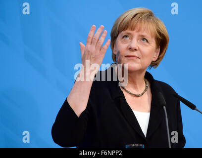 FILE - Un archivio foto datata 17 luglio 2014, mostra il Cancelliere tedesco Angela Merkel (CDU) durante il suo sessantesimo compleanno celebrazione presso la casa di Konrad Adenauer a Berlino, Germania. Foto: Soeren Stache/dpa Foto Stock