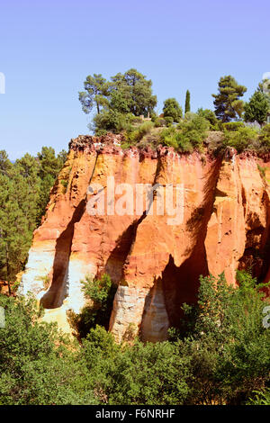 Les Ocres du Roussillon, ochrers red rock formazione vicino sentiero entrata. Il Luberon Parco Naturale Regionale, Provenza Costa Azzurra, F Foto Stock