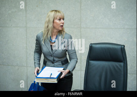 Elzbieta Bienkowska, il commissario UE per il mercato interno, industria, lo spirito imprenditoriale e le PMI e lo spazio prima del collage settimanale dei commissari incontro presso la sede centrale della Commissione europea a Bruxelles, in Belgio il 18.11.2015 la Commissione europea adotta una proposta legislativa per limitare l'accesso alle armi. da Wiktor Dabkowski Foto Stock