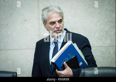 Christos Stylianides, commissario UE per gli aiuti umanitari e la gestione delle crisi prima per il settimanale di collage di Commissari incontro presso la sede centrale della Commissione europea a Bruxelles, in Belgio il 18.11.2015 la Commissione europea adotta una proposta legislativa per limitare l'accesso alle armi. da Wiktor Dabkowski Foto Stock