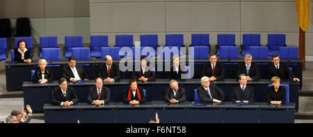FILE - Un archivio foto datata 22 novembre 2005 mostra il cabinet del governo del Cancelliere Angela Merkel (riga in basso, più a destra) durante il giuramento nella cerimonia di seduta sul banco di governo presso il Bundestag a Berlino, Germania. (Riga superiore, a sinistra) Heidemarie Wieczorek-Zeul (Ministro per la cooperazione e lo sviluppo economico); (fila mediana, L-R) Annette Schavan (Ministro dell'istruzione), Sigmar GABRIEL ((il Ministro dell'ambiente), Wolfgang Tiefensee ((il Ministro dei trasporti), Ulla Schmidt ((il Ministro della sanità), Ursula von der Leyen ((Ministro della famiglia), Franz Josef Jung (Ministro della Difesa), H Foto Stock