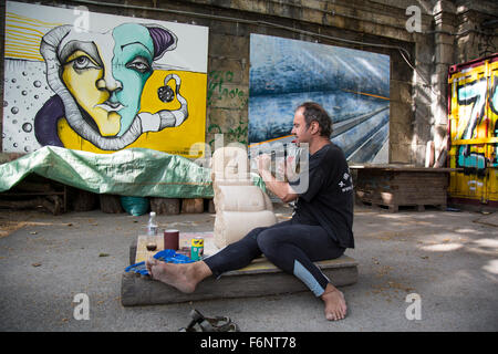 Scultore lavorando su un pezzo di Vienna Foto Stock