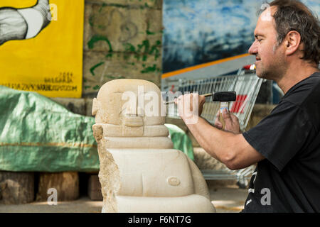 Scultore lavorando su un pezzo al canale del Danubio Vienna Foto Stock