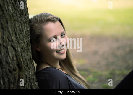 Bella ragazza nel bosco Foto Stock