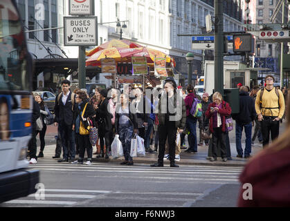 Pedoni aspettare che la spia diventi a 34th Street e la 7th Avenue di fronte a Macy's a New York City. Foto Stock
