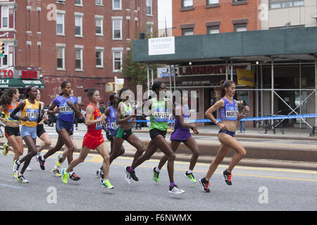 Guide di scorrimento anteriore nella donna la divisione vieni giù 4° Avenue a Park Slope Brooklyn durante il 2015 NYC Marathon. Foto Stock