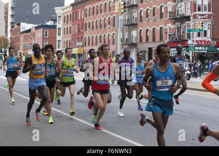 Guide di scorrimento anteriore in NYC Marathon 2015 lungo 4 Ave. in Brooklyn con Stanley Biwott (sinistra) del Kenya l'eventuale vincitore. Foto Stock