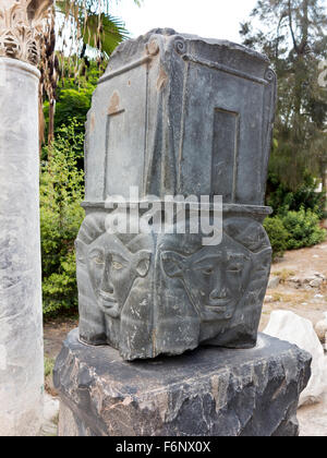 In basalto nero Hathor capo colonna nel museo a cielo aperto in Kom al Shuqafa catacombe, Alessandria, costa Nord di Egitto Foto Stock