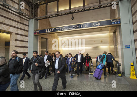 Pendolari uscire dalla Penn Station su 34th St. dalla metropolitana e ferrovia di Long Island durante la mattina ora di punta in Manhattan. Foto Stock